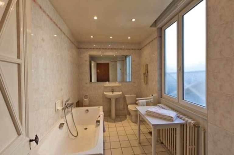 Bathroom 4, Hôtel du Nord, Doubs