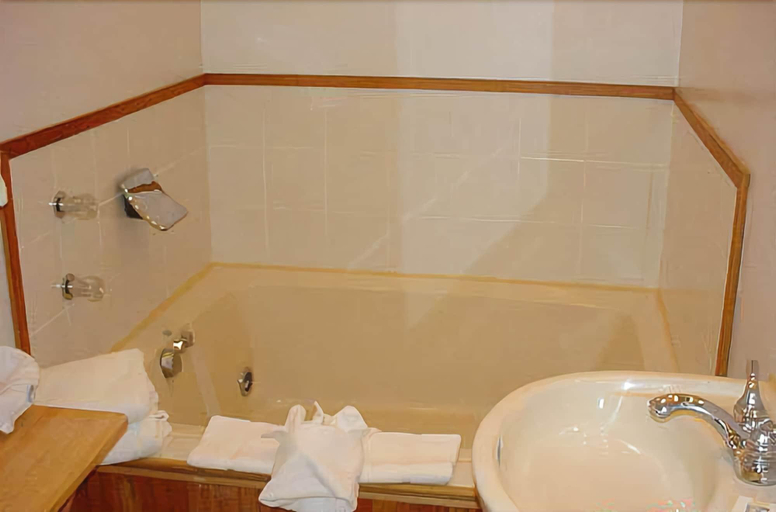 Bathroom 4, The Taber Inne & Suites, New London