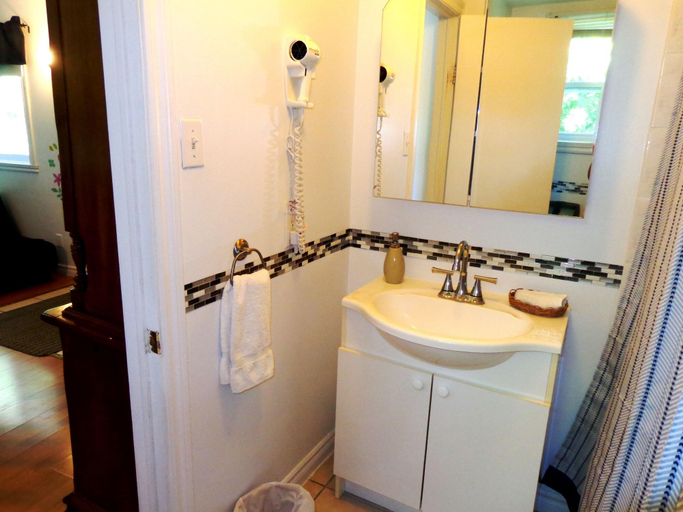 Bathroom 4, Motel Des Deux Lacs Inc, La Haute-Yamaska
