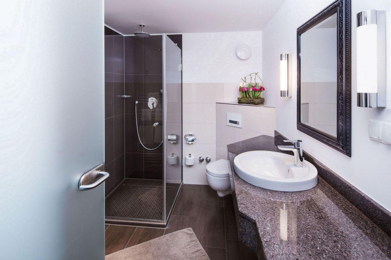 Bathroom 5, Hotel Plaza, Duisburg