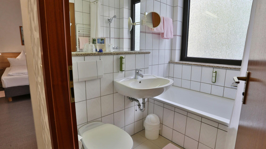 Bathroom 5, Hotel Am Bismarck, Mannheim