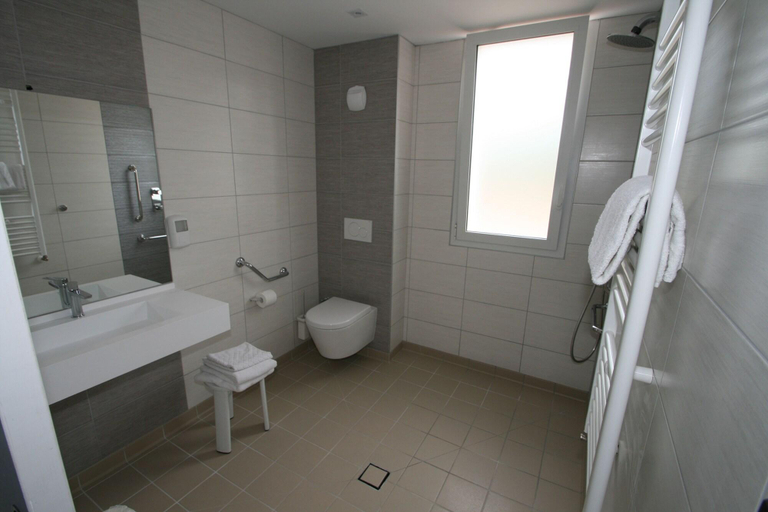 Bathroom 4, Hôtel Valencia, Pyrénées-Atlantiques