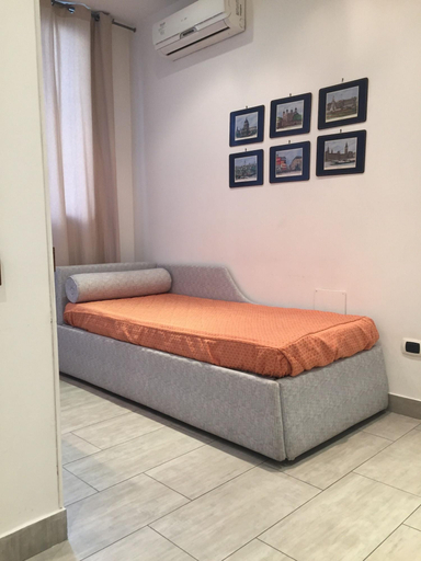 Bedroom 2, International Garibaldi, Napoli