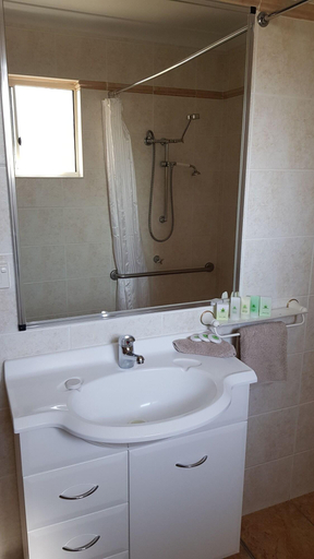 Bathroom 5, Edward Parry Motel & Apartments, Tamworth Regional - Pt A