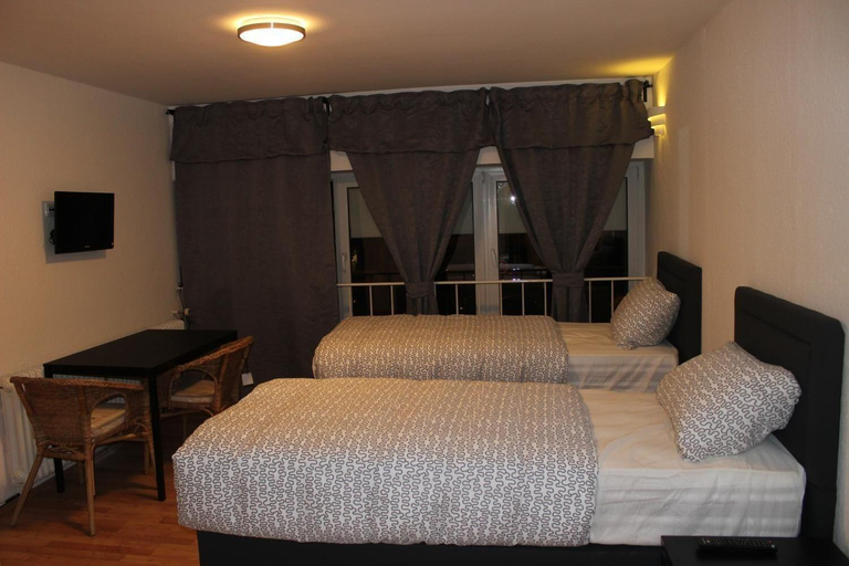 Bedroom 2, Hotel Garni Emir, Köln