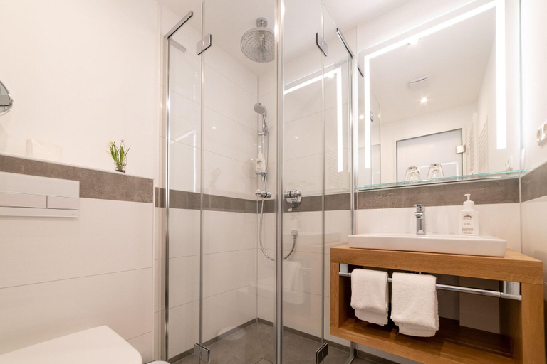 Bathroom 4, Hotel Zum Kuhhirten, Bremen