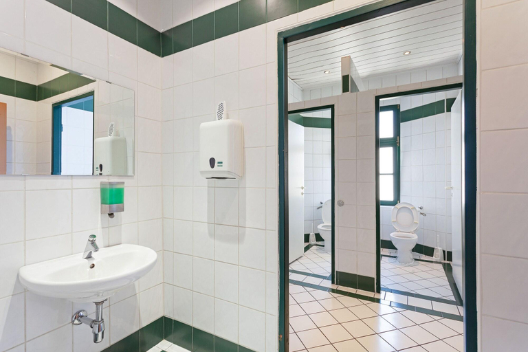 Bathroom 5, Porzellaneum, Wien