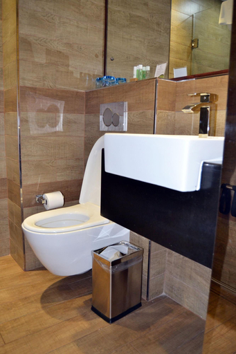 Bathroom 5, Aquarian Tide Hotel, Gaborone
