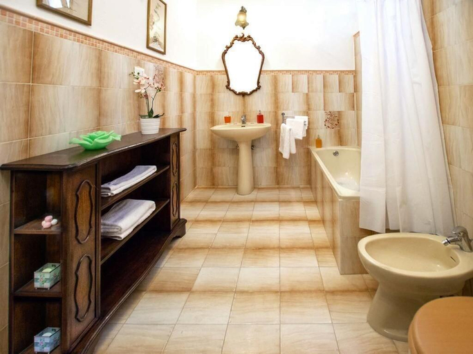 Bathroom 5, Villa Antiche Mura, Florence
