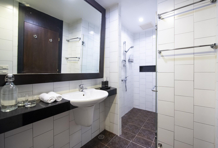 Bathroom 4, Lokal Phuket, Phuket Island