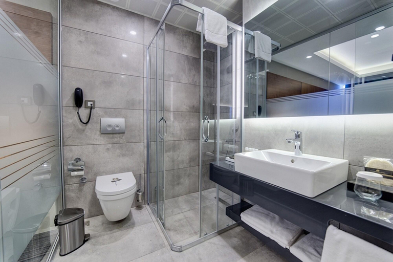 Bathroom 4, The Menord Hotel, Merkez