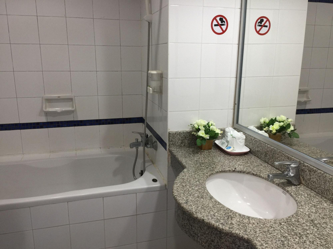 Bathroom 5, Krabi Golden Hill Hotel, Mueang Krabi