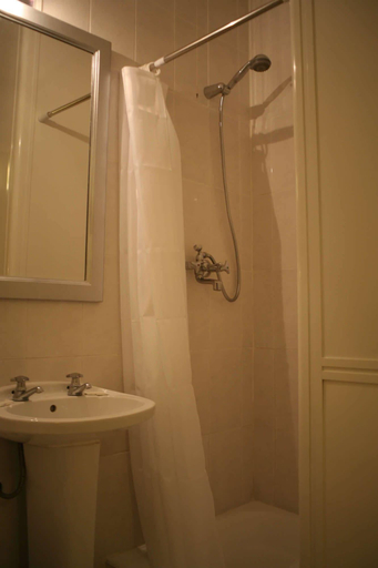 Bathroom 4, Estrela dos Anjos, Lisbon