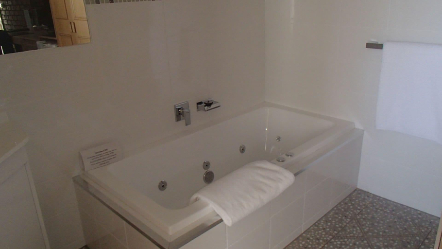 Bathroom 5, City Colonial Motor Inn, Mildura - Pt A