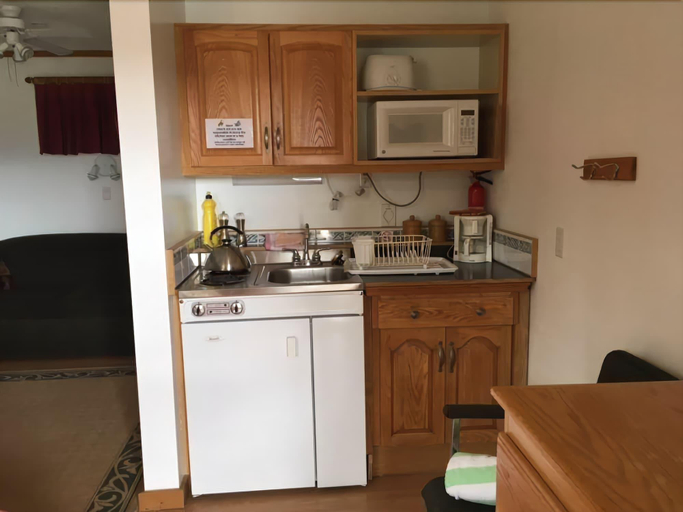 Bedroom 3, Gateway Motel, East Kootenay
