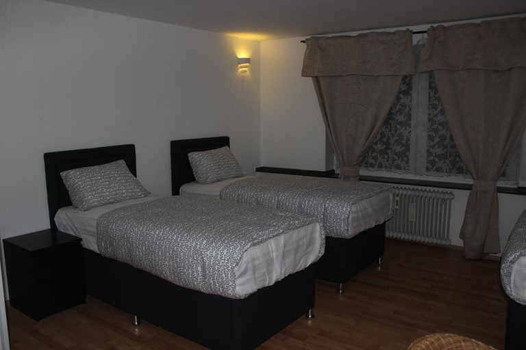 Bedroom 4, Hotel Garni Emir, Köln