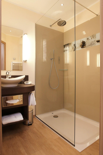 Bathroom 5, Hotel Simonshof Wolfsburg, Wolfsburg