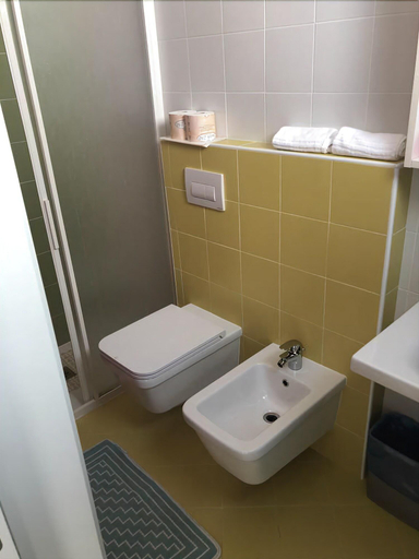 Bathroom 4, Hotel Karibe, Venezia