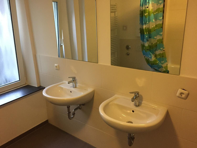 Bathroom 5, Hotel Garni Emir, Köln