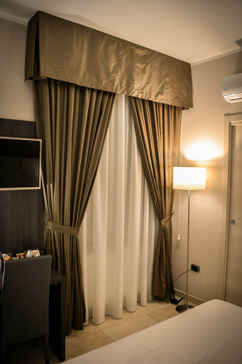Bedroom 4, Brain Rooms & Suite, Salerno
