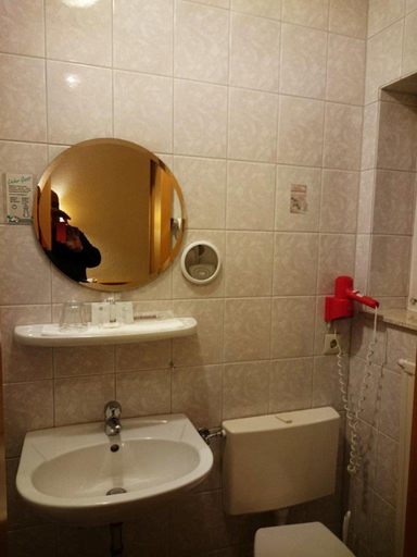 Bedroom 4, Hotel Goldbächel, Bad Dürkheim