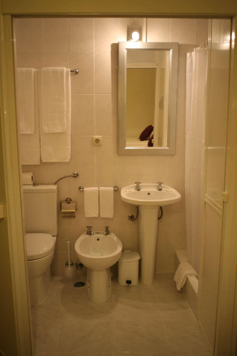 Bathroom 5, Estrela dos Anjos, Lisbon