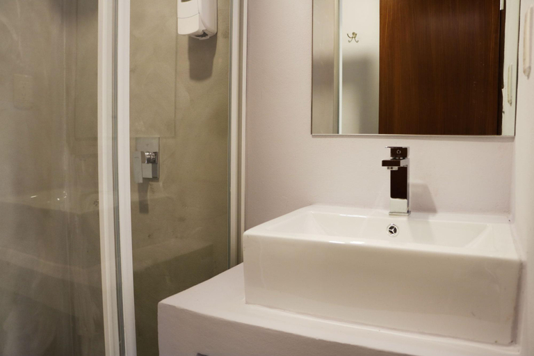 Bathroom 5, Casa Pepe - Hostel, Mexico City