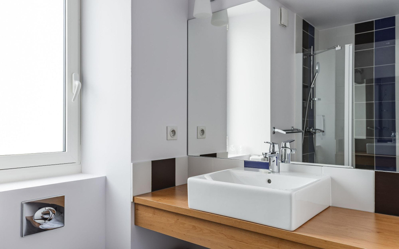 Bathroom 5, Brit Hotel De Paris, Pyrénées-Atlantiques