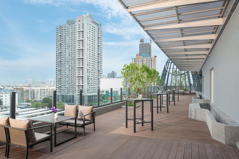 Exterior & Views 9