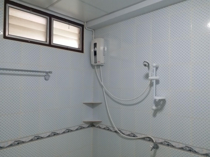 Bathroom 4, New Wanchai Hotel, Pak Chong