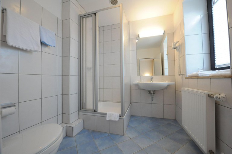 Bathroom 4, Hotel Heldt Dependance, Bremen