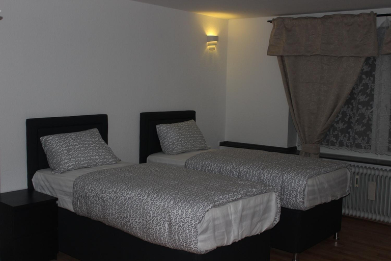 Bedroom 3, Hotel Garni Emir, Köln