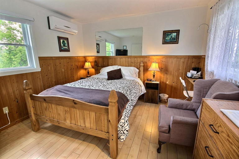 Public Area 2, Motel Des Deux Lacs Inc, La Haute-Yamaska