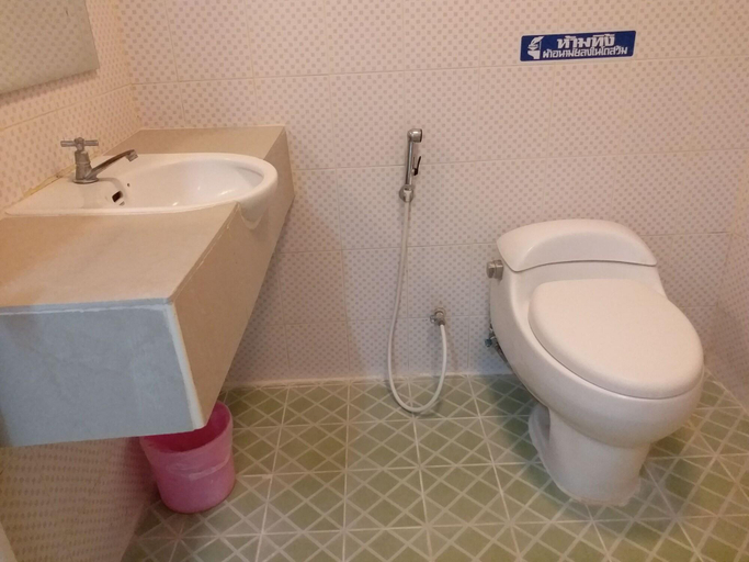 Bathroom 5, New Wanchai Hotel, Pak Chong