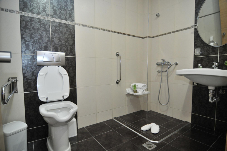 Bathroom 5, Hotel Epavlis Eleftheriadi, Central Macedonia