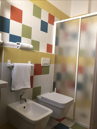 Bathroom 4, Hotel Karibe, Venezia
