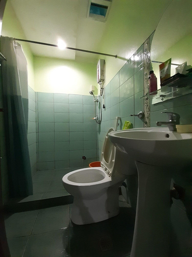 Bathroom 5, OYO 573 Voyagers Palace, Puerto Princesa City
