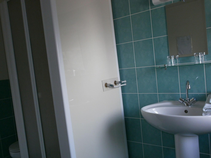Bathroom 3, Ferme De La Ruette-Chambres d'hotes, Manche