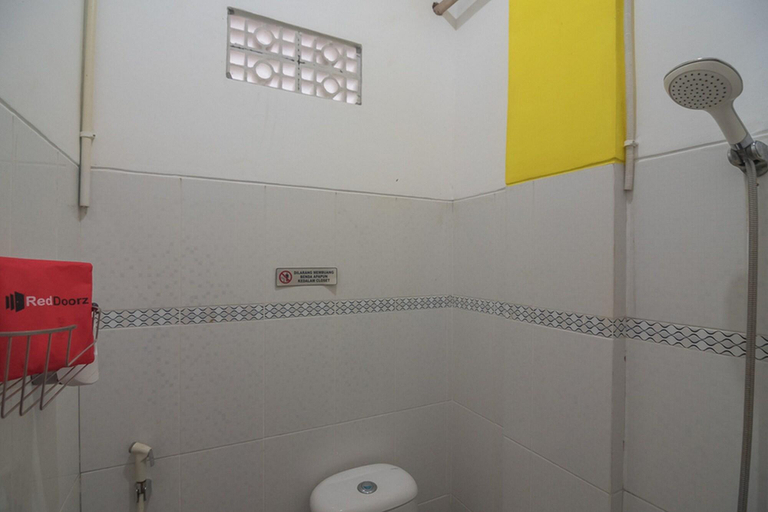 Bathroom 4, RedDoorz Syariah near BSCC DOME, Balikpapan