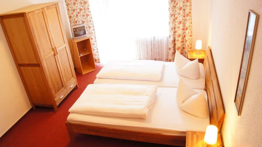 Bedroom 2, Hotel Garni am Hechenberg, Mainz