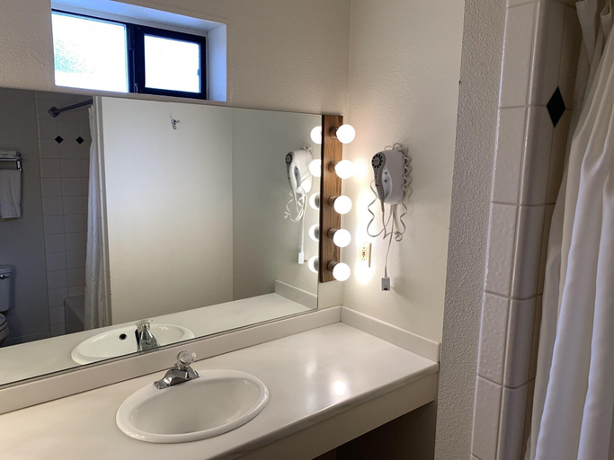 Bathroom 5, Mariposa Lodge, Mariposa