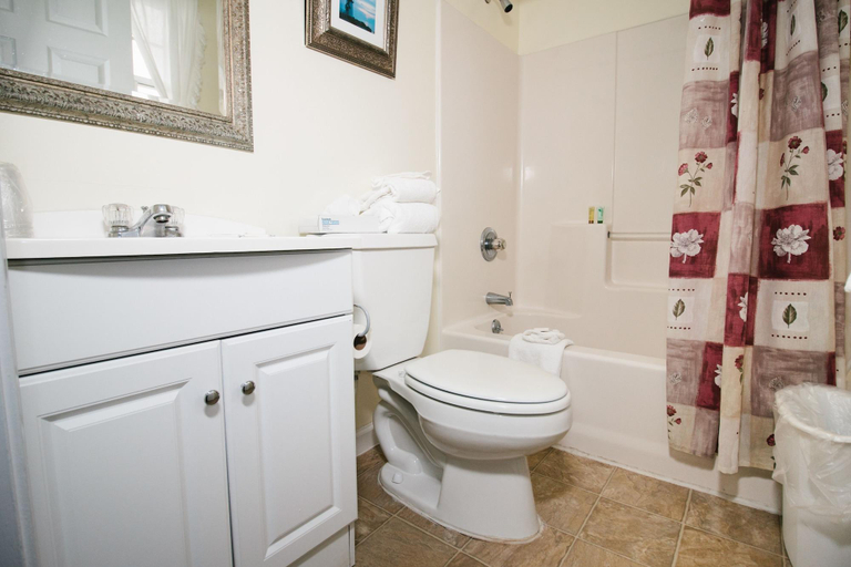 Bathroom 4, The Taber Inne & Suites, New London