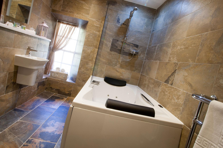 Bathroom 3, Glenmoriston Arms Hotel, Highland