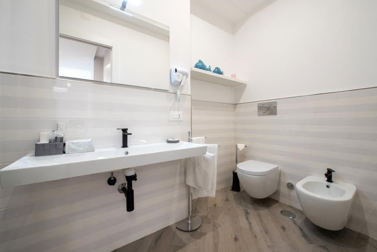 Bathroom 3, Cioffi Sorrento Rooms, Napoli