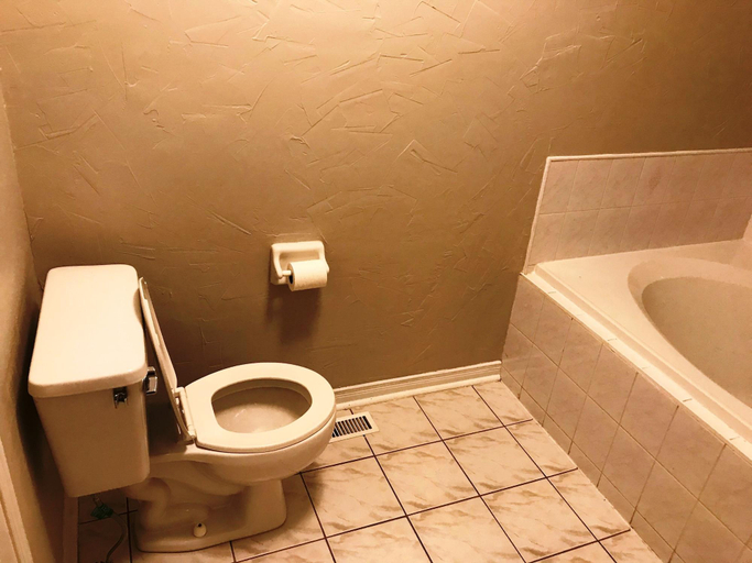 Bathroom 5, Guardian Cottage, Peel