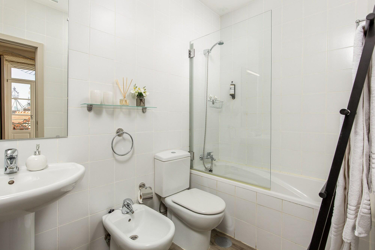 Bathroom 4, RS Porto Historic Center, Porto
