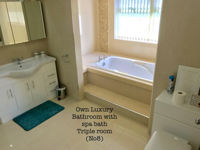 Bathroom 4, Woodpaddock B&B, Cambridgeshire