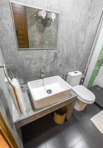 Bathroom 4, Olive Goidhoo, Baa Atoll