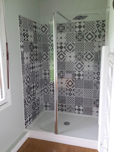 Bathroom 5, 13 Bees, Charente