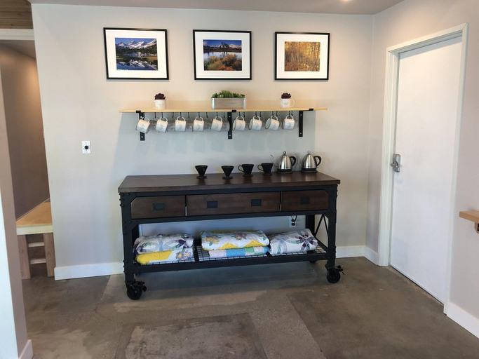 Public Area, Eastside Guesthouse, Inyo